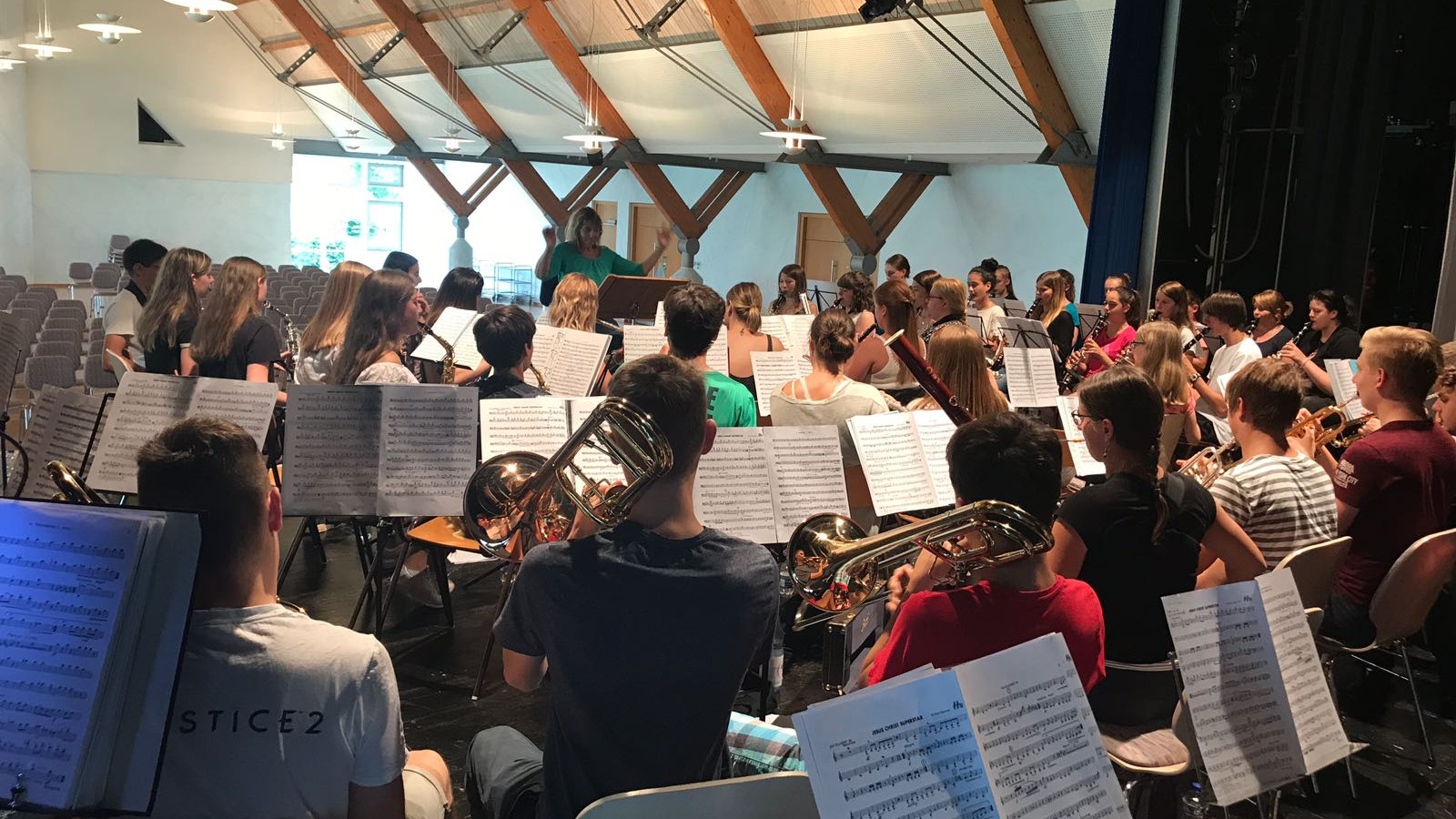 Ein Orchester des Musikvereins Löchgau am Proben in der Gemeindehalle
