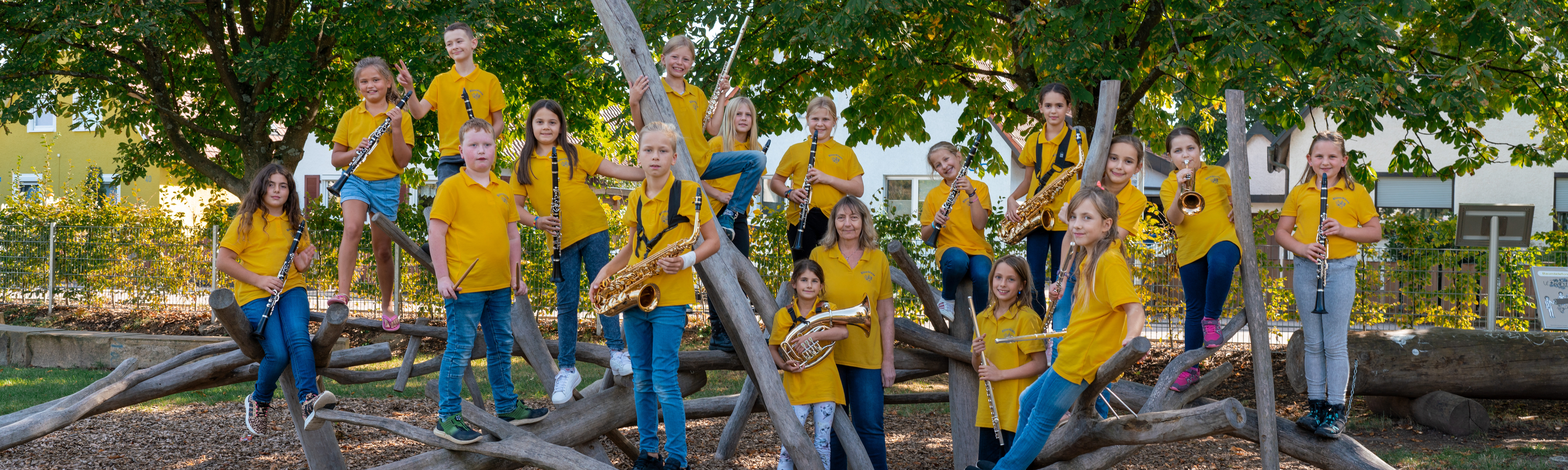Die Bläserklasse 4 in gelben Poloshirts im Kletterpark auf dem Schulhof in Löchgau