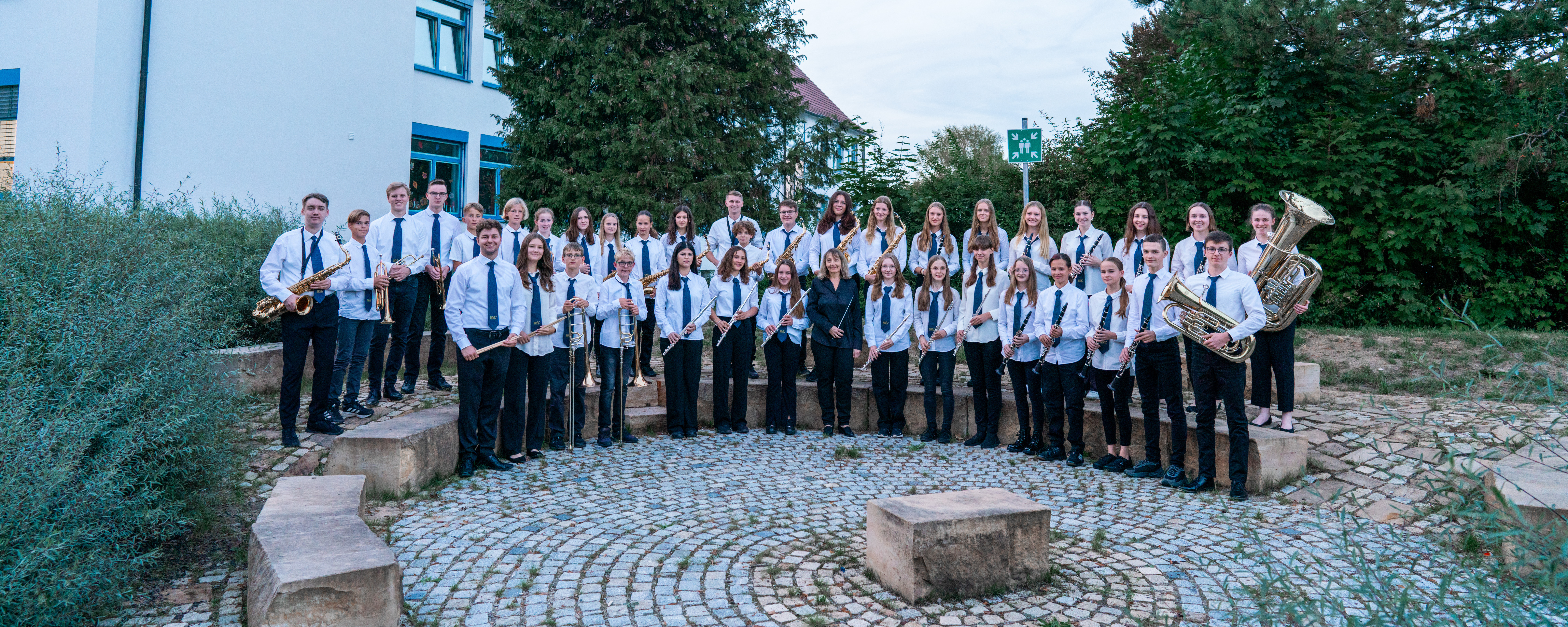 Das Jugendorchester auf dem Pausenhof der Schule in Löchgau