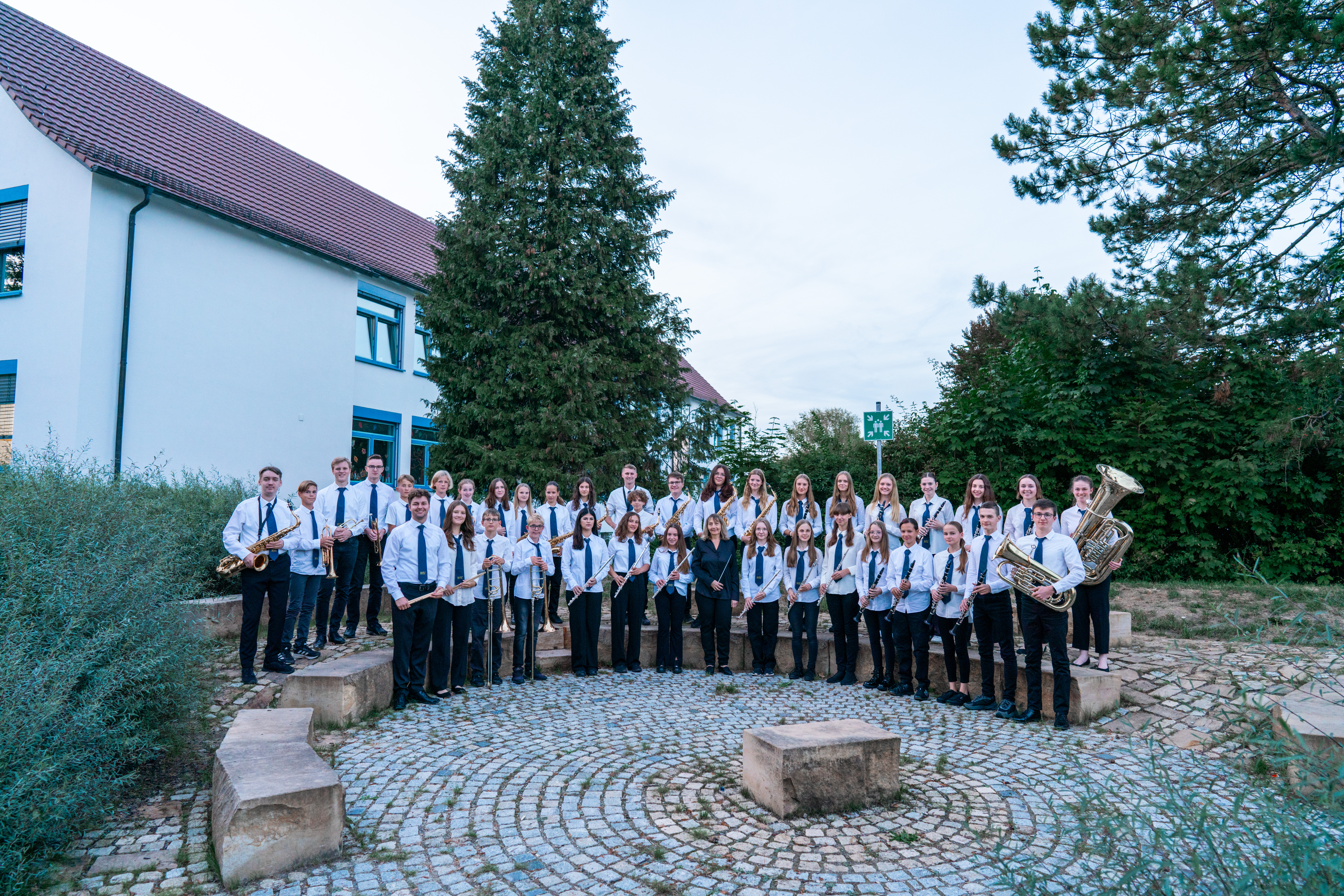 Das Jugendorchester auf dem Pausenhof der Schule in Löchgau