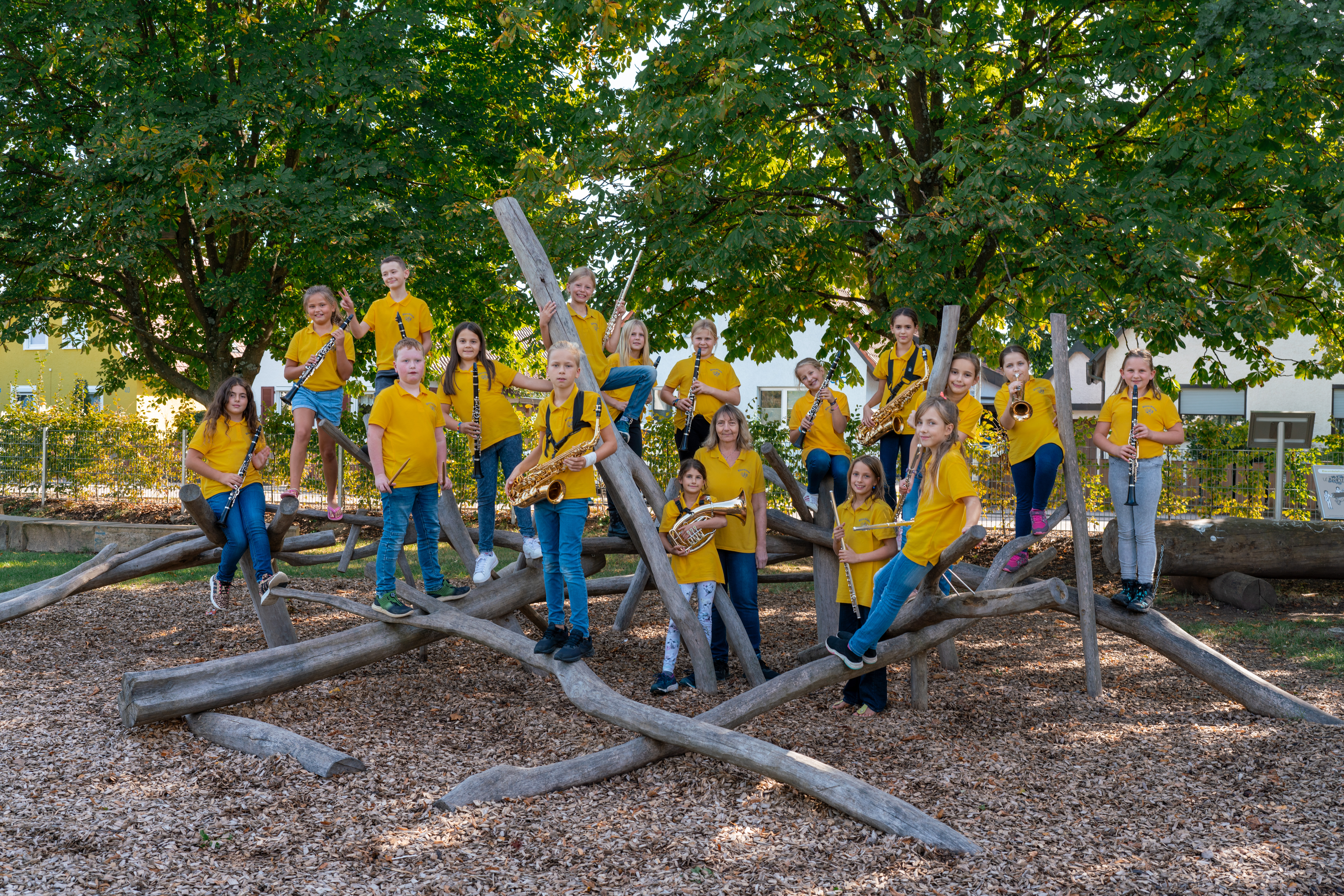 Die Bläserklasse 4 in gelben Poloshirts im Kletterpark auf dem Schulhof in Löchgau