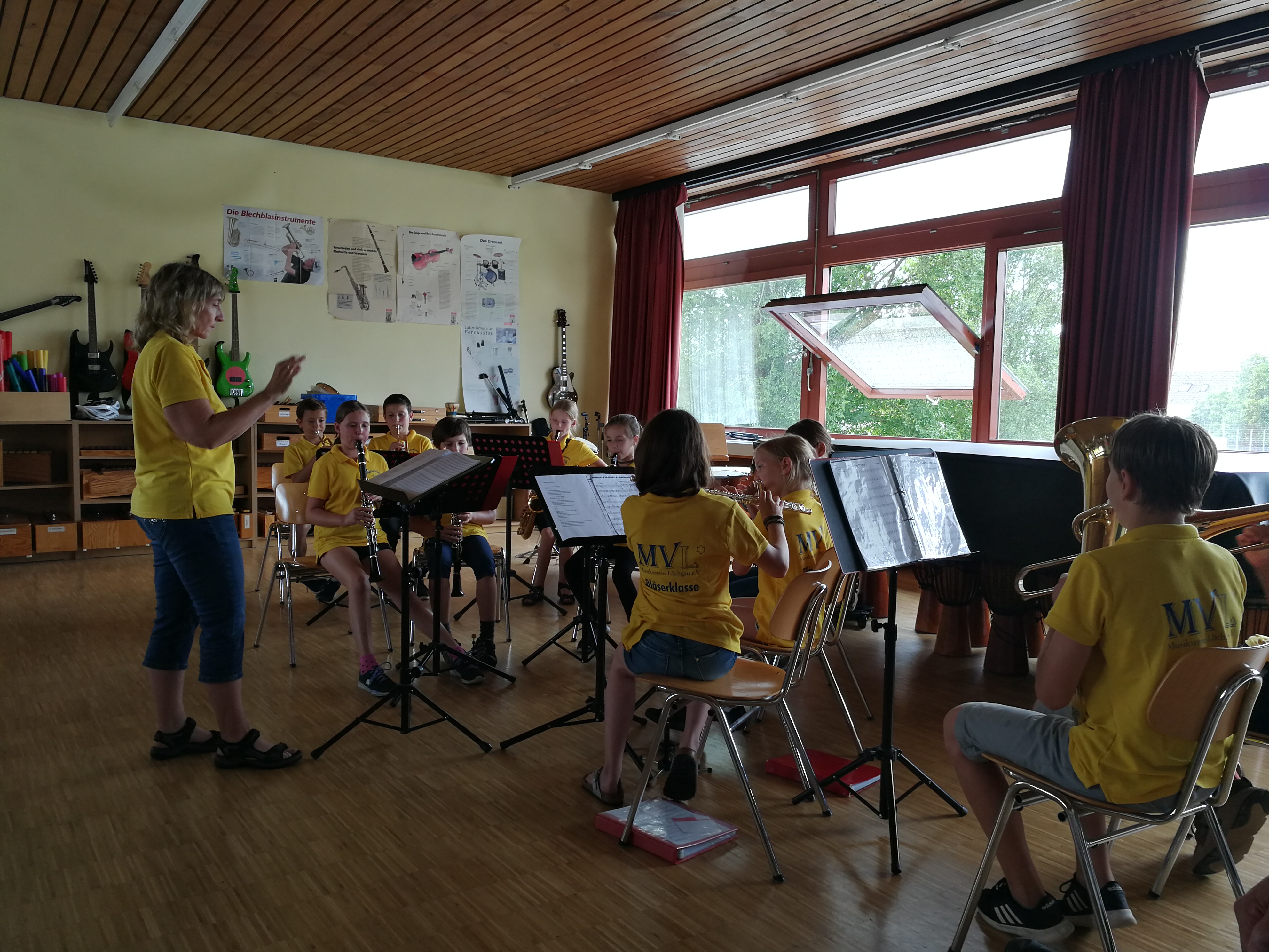 Die Bläserklasse am proben mit Dirigentin Andrea Högler in der Schule Löchgau