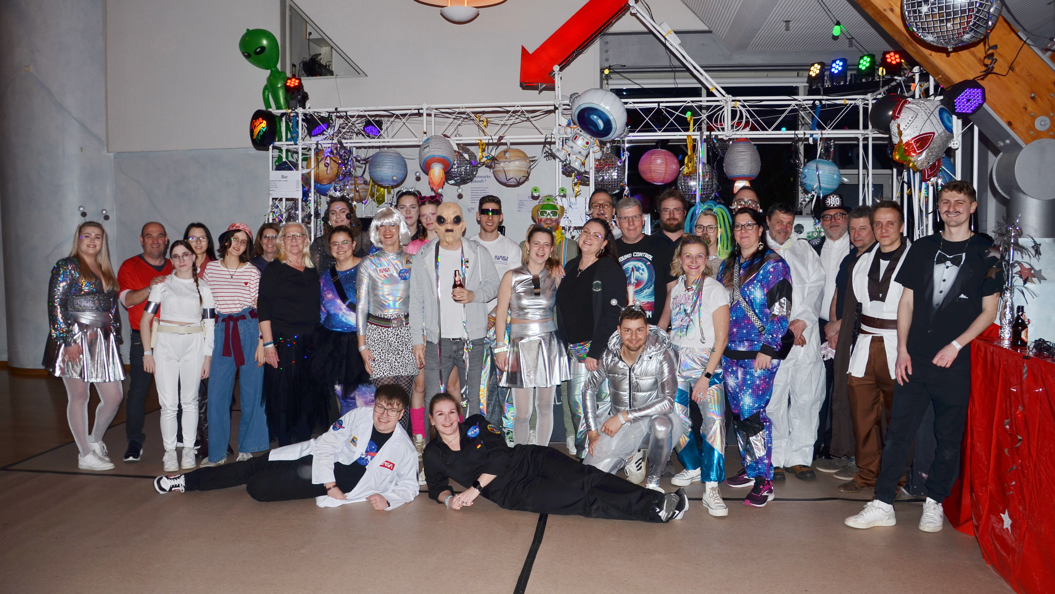 Die Bläserklasse am proben mit Dirigentin Andrea Högler in der Schule Löchgau