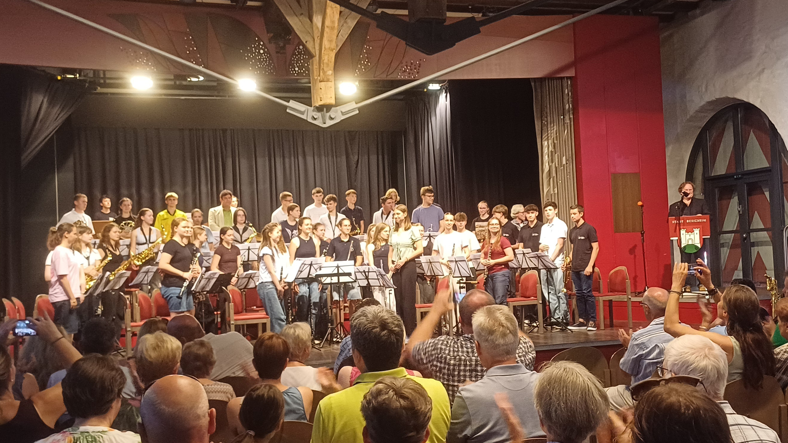 Die Bläserklasse am proben mit Dirigentin Andrea Högler in der Schule Löchgau