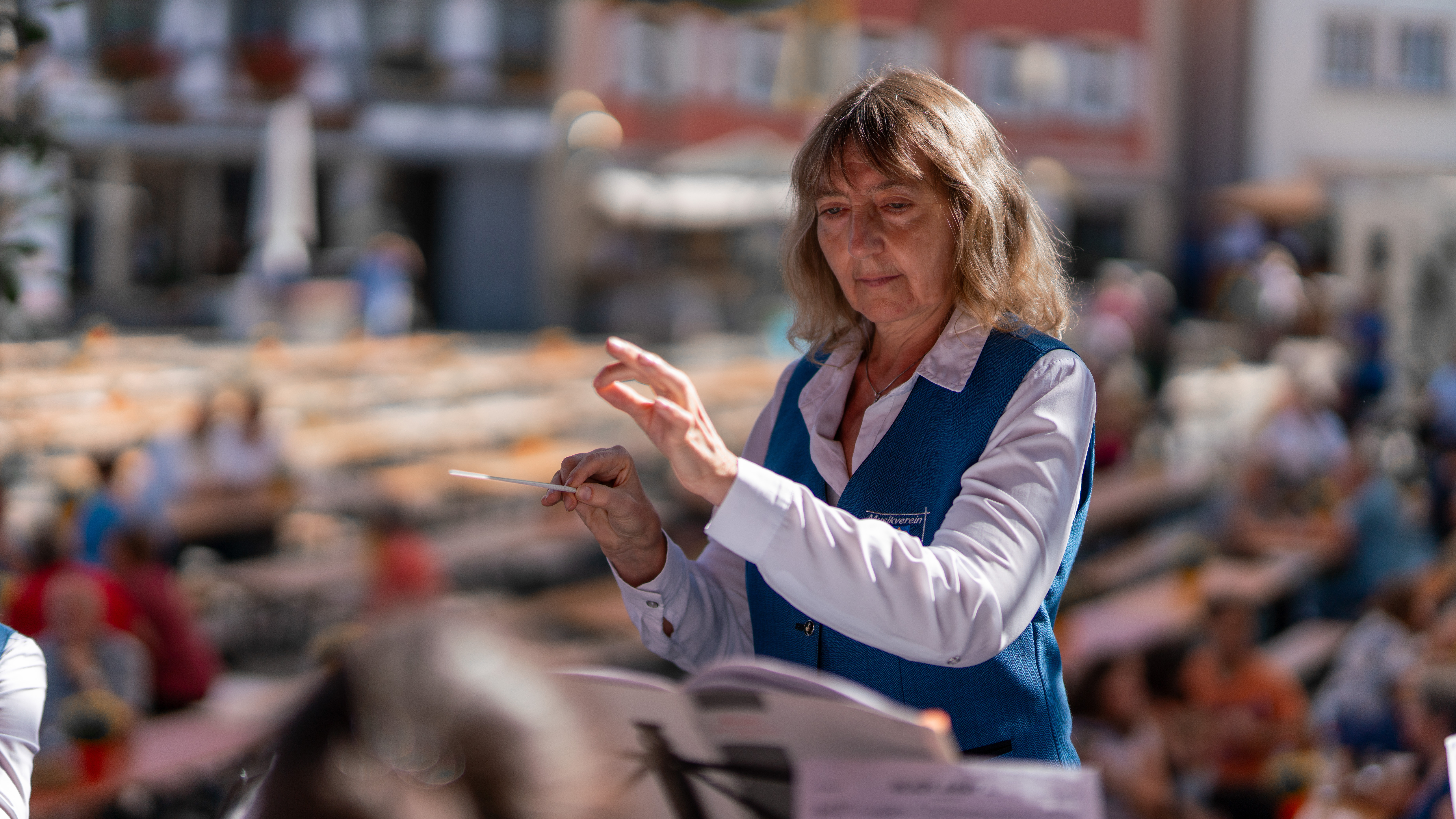 Andrea während dem Dirigieren auf dem Winzerfest in Besigheim 2023