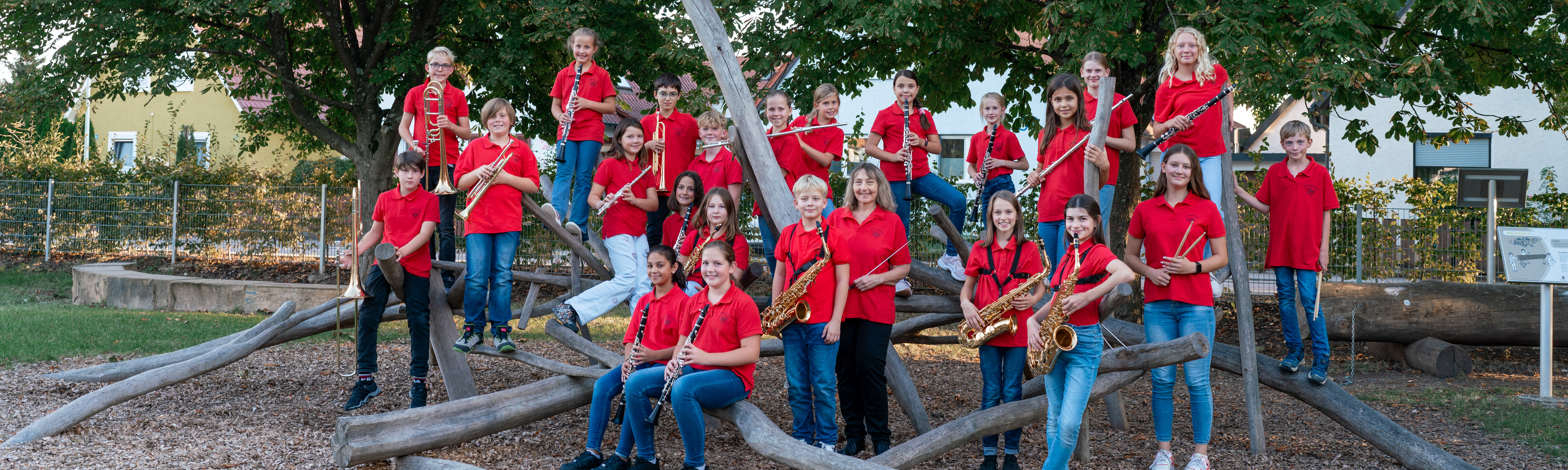 Die Youngsters in roten Poloshirts im Kletterpark auf dem Schulhof in Löchgau