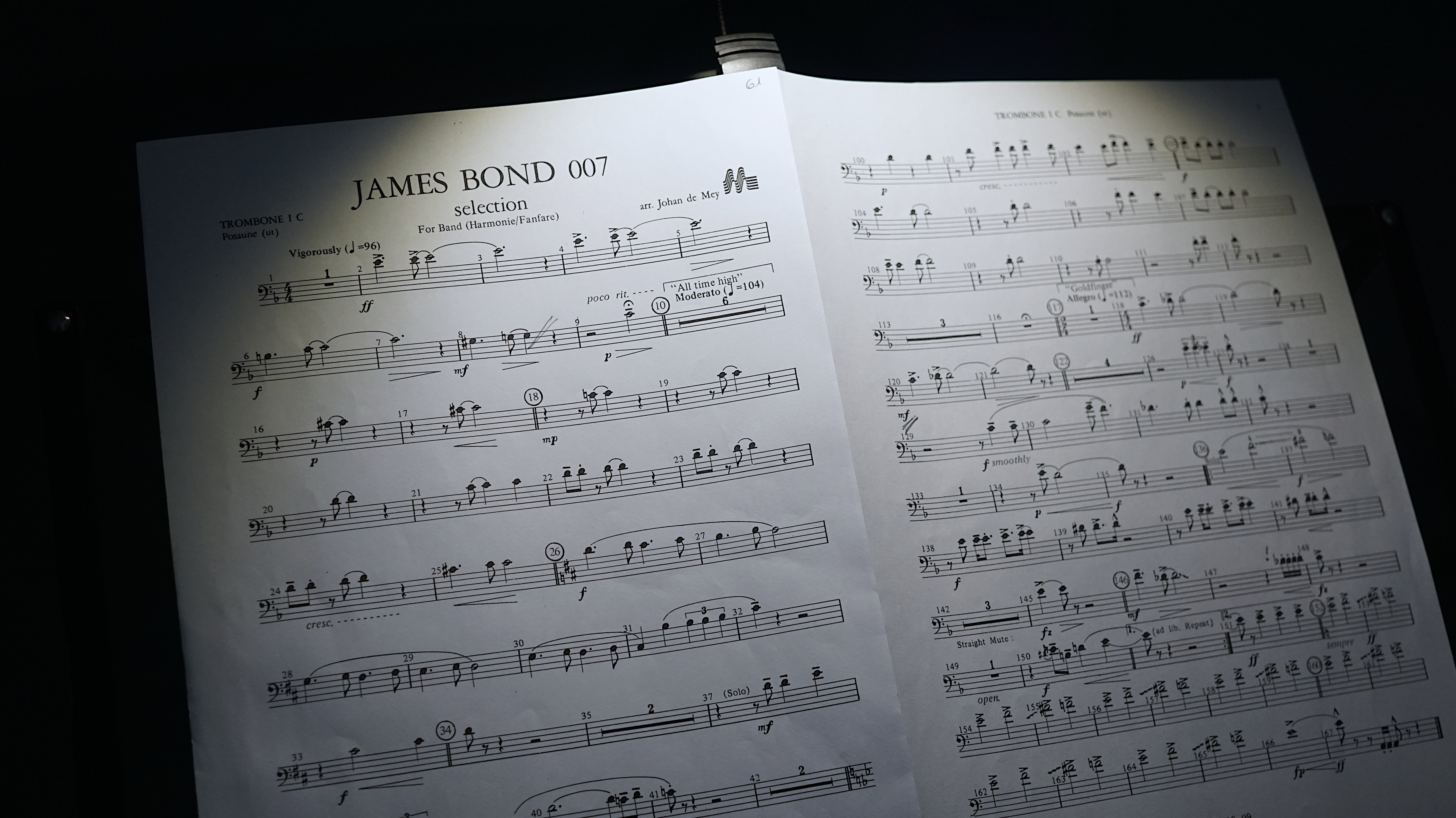 Ein Orchester des Musikvereins Löchgau am Proben in der Gemeindehalle