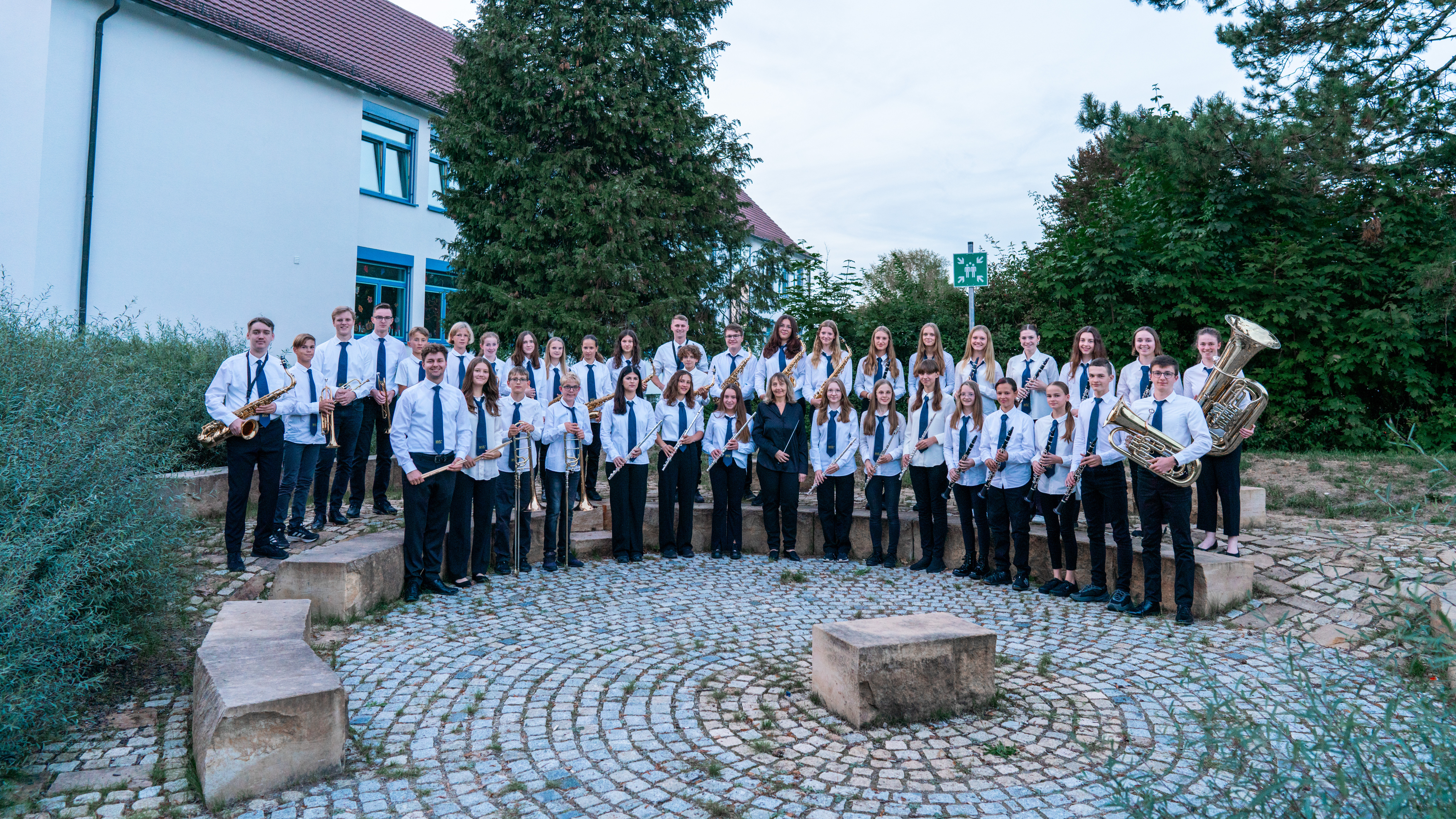 Das Jugendorchester auf dem Schulhof in Löchgau