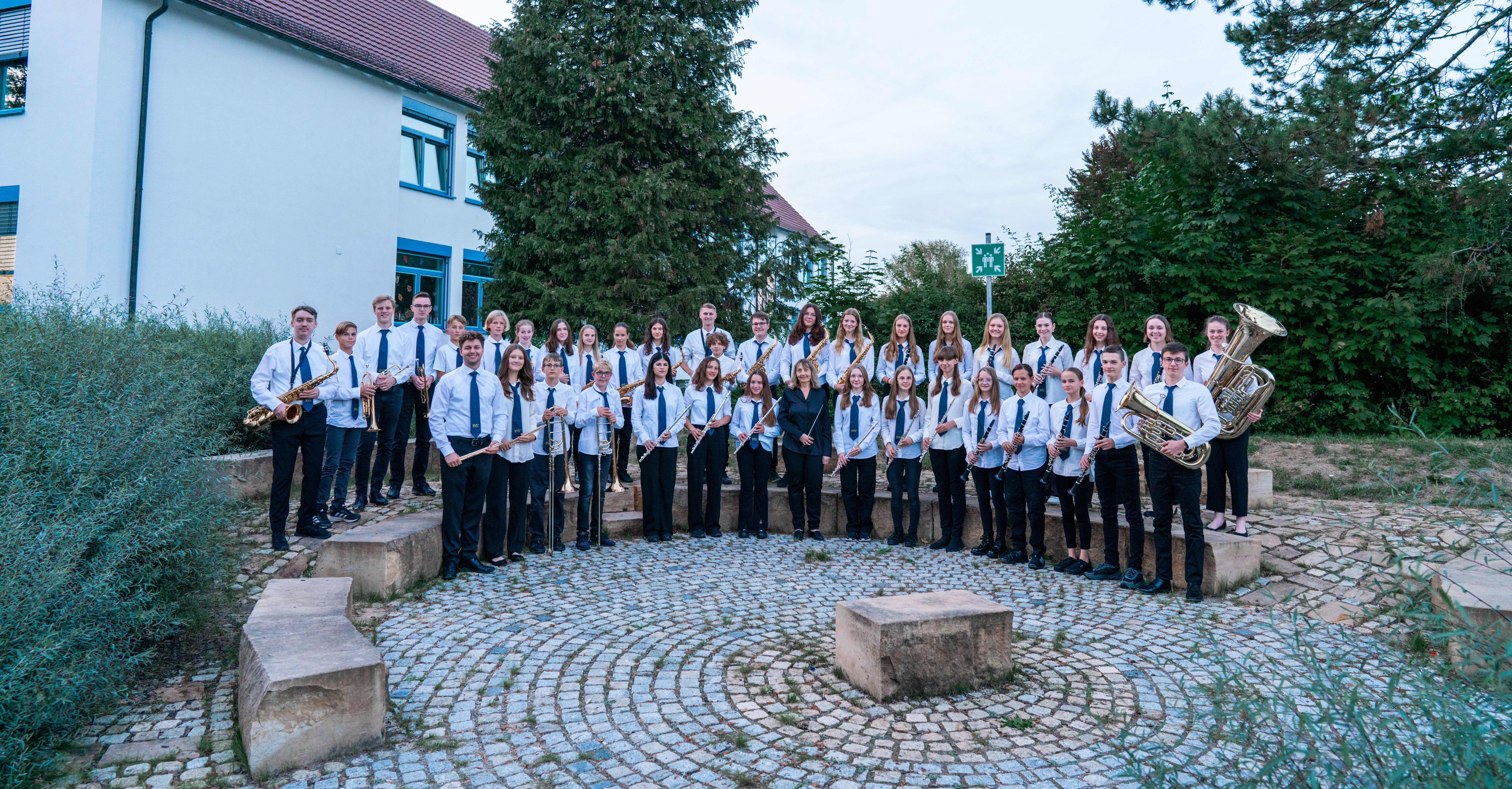 Das Jugendorchester auf dem Schulhof in Löchgau