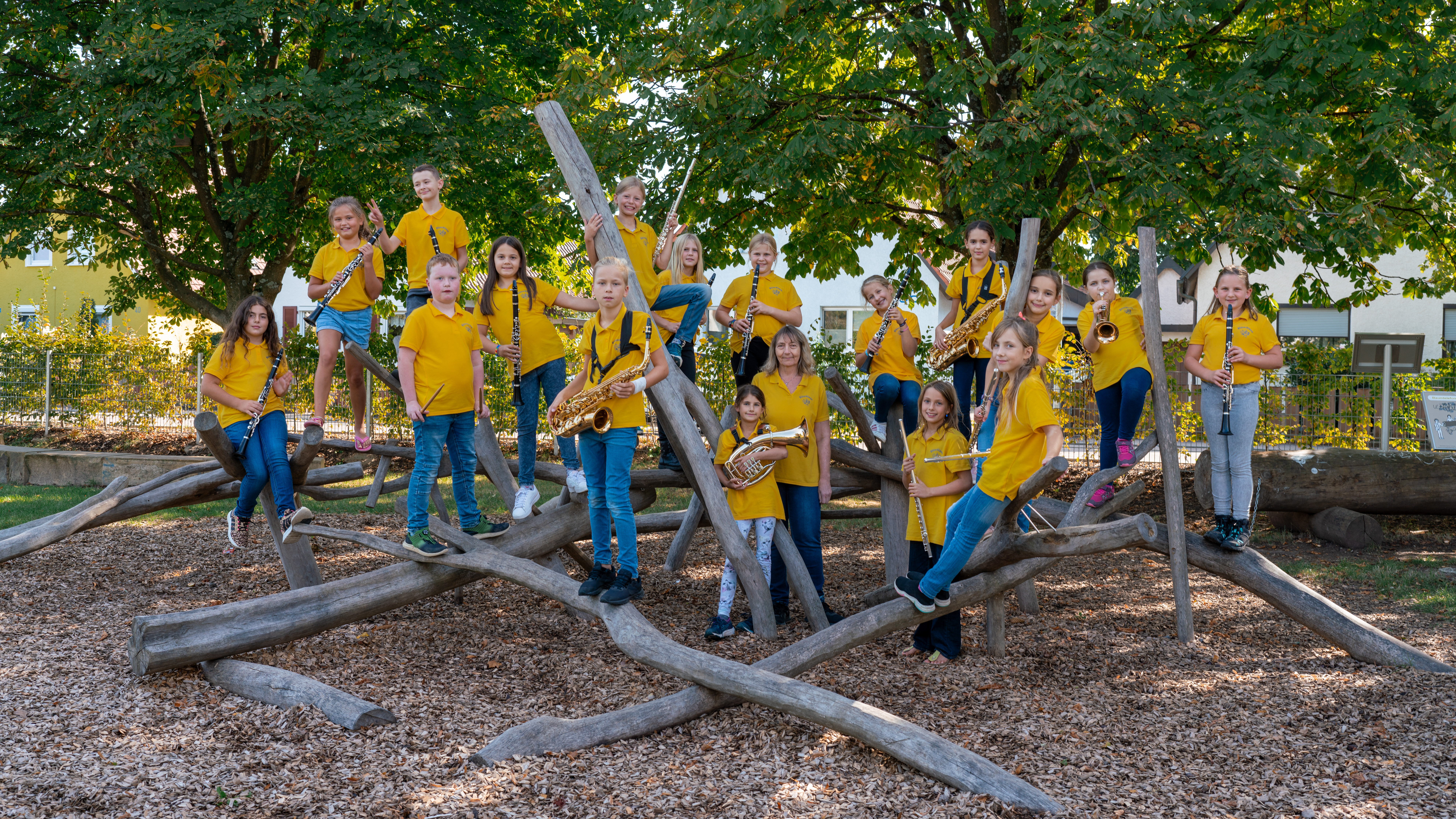 Die Bläserklasse 4 auf dem Schulhof im Kletterpark in Löchgau